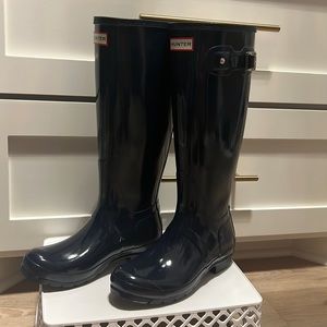 Hunter tall gloss navy boots.